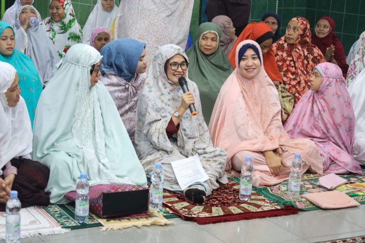 dr Susanti sholat Tarawih di Safari Ramadhan Masjid Taqwa Siantar Selatan,kemarin. (nawasenanews/ Ist).