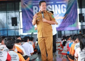 Bupati Simalungun ketika menghadiri kegiatan Rising The Standard SMA Negeri 1 Tiga Runggu dan SMA Negeri 3 Satu Atap (Satap), yang berlangsung di Rest Area Kecamatan Purba, Simalungun, Sumut, kemarin. (Nawasenanews/Ist)