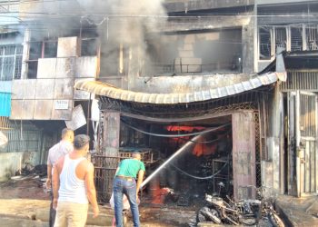 Kebakaran yang menghanguskan 4 unit Ruko di Jalan Patuan Anggi sore ini. (Nawasenanews.com/ Susan)