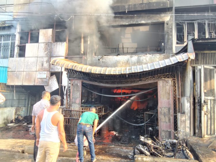 Kebakaran yang menghanguskan 4 unit Ruko di Jalan Patuan Anggi sore ini. (Nawasenanews.com/ Susan)