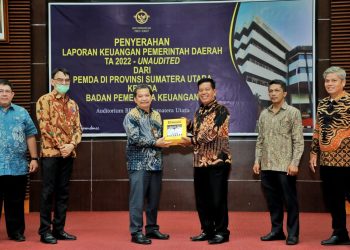 Bupati Simalungun saat menyerahkan LKPD unaudited kepada BPK RI Perwakilan Sumut, Kamis (30/03/2023). (Nawasenanews/ Ist)