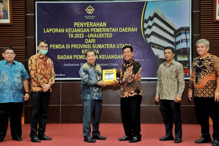 Bupati Simalungun saat menyerahkan LKPD unaudited kepada BPK RI Perwakilan Sumut, Kamis (30/03/2023). (Nawasenanews/ Ist)