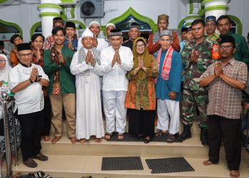dr Susanti dan Ketua Dekranasda Pematang Siantar saat Tarawih ke Masjid Al Hanif.