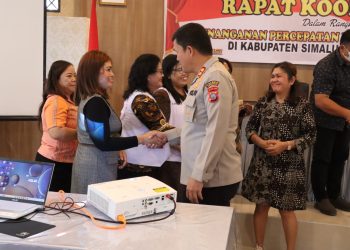 Kapolres Simalungun bersalaman dengan jajaran Dinas Kesehatan Simalungun saat Rapat Koordinasi Lintas Sektoral Dalam Rangka Penanganan Percepatan Penurunan Stunting.