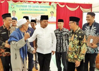 Bupati dan Wakil Bupati Simalungun beramah tamah dengan salah seorang Tokoh Agama di acara Pelepasan Tim Safari Ramadhan. (nawasenanews/Ist)