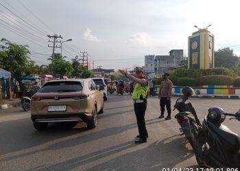 Sat Lantas Kota Tanjung Balai saat mengatur arus lalu lintas di sore hari. (Nawasenanews/ Ist)