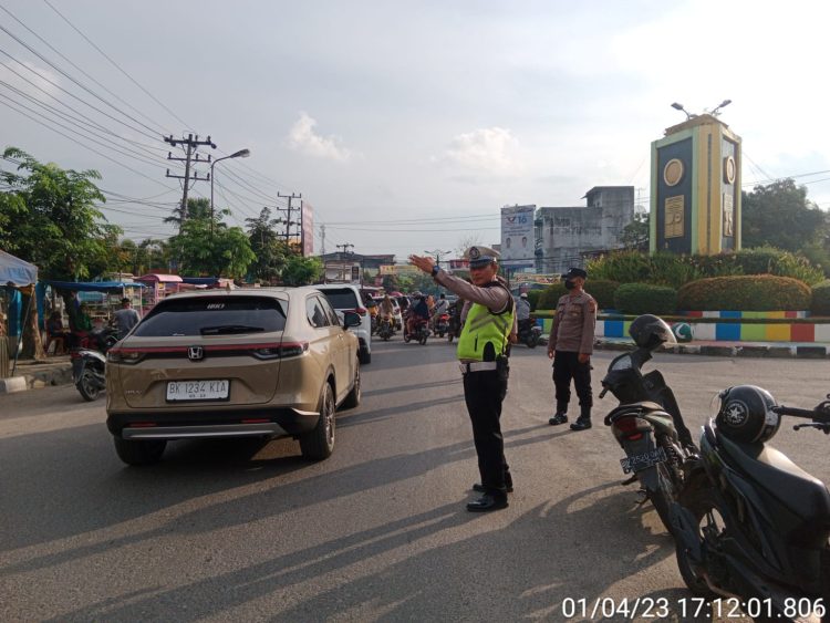 Sat Lantas Kota Tanjung Balai saat mengatur arus lalu lintas di sore hari. (Nawasenanews/ Ist)