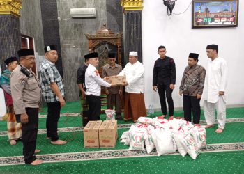 Polisi saat adakan Safari Ramadhan mendengar dan memberi solusi di Mesjid Al-Malik, Kecamatan Medan Amplas. (Nawasenanews/Ist)