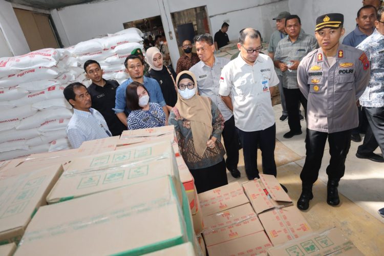 Tim Pengendalian Inflasi Daerah (TPID) saat sidak untuk melihat ketersediaan beras di pasar. ( nawasenanews/ Ist)