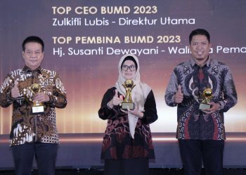 dr Susanti dan Zukifli Lubis meraih penghargaan TOP BUMD Award atas keberhasilan mengelola Perumda PDAM Tirta Uli di Kota Pematang Siantar.(nawasena/Ist)
