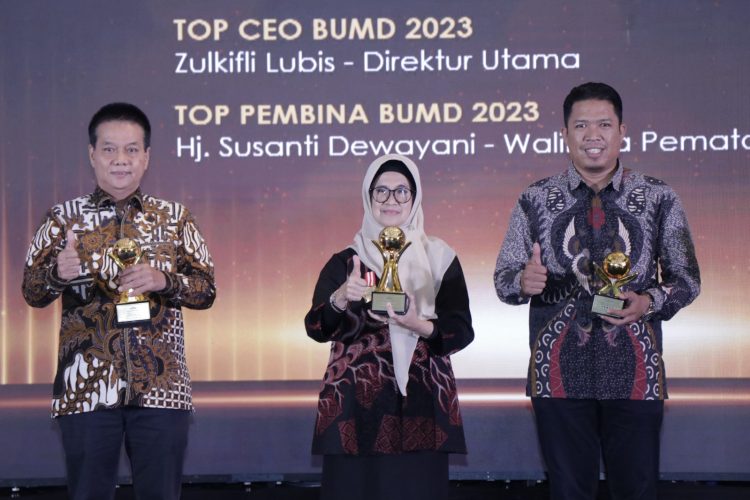 dr Susanti dan Zukifli Lubis meraih penghargaan TOP BUMD Award atas keberhasilan mengelola Perumda PDAM Tirta Uli di Kota Pematang Siantar.(nawasena/Ist)
