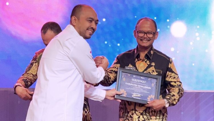 Wakil Bupati Simalungun Zonny Waldi saat menerima Award dari Bank Indonesia yang diserahkan Teuku Munandar di Medan.( nawasenanews.com/ Ist)