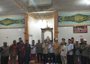 Ketua Ar- Raudhah Burhanuddin, foto bersama dengan tim Safari Ramadhan Polda Sumut, Binmas Polda, Pengurus BKM Masjid Al-Iklhasiyah usai shalat Tarawih.(nawasena/ Ist)