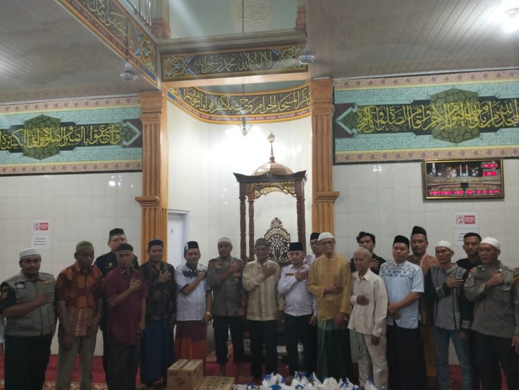 Ketua Ar- Raudhah Burhanuddin, foto bersama dengan tim Safari Ramadhan Polda Sumut, Binmas Polda, Pengurus BKM Masjid Al-Iklhasiyah usai shalat Tarawih.(nawasena/ Ist)