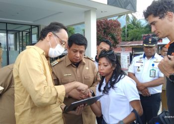 Bupati Samosir Vandiko T. Gultom bersama Deputi Bidang Koordinasi Pariwisata dan Ekonomi Kreatif Kemenkomarves saat survey dan monitorong persiapan Aquabike World Champion di Ambarita Kecamatan Simanindo, Kabupaten Samosir. (nawasenanews/ Ist