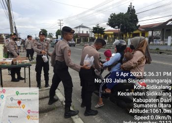 Bintara Polres Dairi saat membagikan takjil gratis kepada warga yang melintas di depan Masjid Khusnul Khotimah Polres Dairi.( Nawasena/ Ist)
