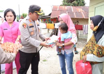 Kapolres Simalungun dan Ketua Bhayangkari Simalungun menyerahkan makanan tambahan bagi anak untuk program cegah dan penanganan Stunting. (nawasenanews/ Ist)