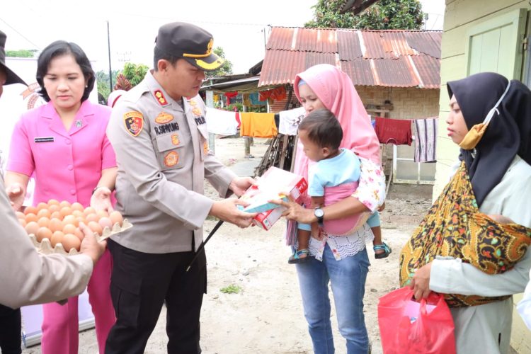Kapolres Simalungun dan Ketua Bhayangkari Simalungun menyerahkan makanan tambahan bagi anak untuk program cegah dan penanganan Stunting. (nawasenanews/ Ist)