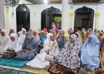 dr Susanti temu ramah dengan masyarakat Sibatu batu usai shalat Tarawih di Masjid Al Ikhlas. ( nawasenanews/ Ist)