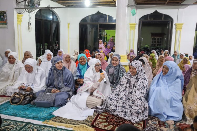 dr Susanti temu ramah dengan masyarakat Sibatu batu usai shalat Tarawih di Masjid Al Ikhlas. ( nawasenanews/ Ist)