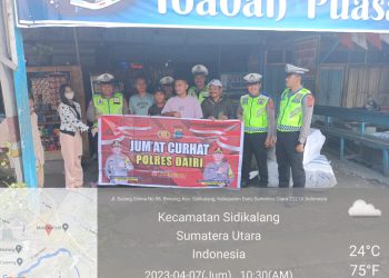 Sat Lantas Polres Dairi saat menyambangi stasiun Datra dalam rangka Jumat Curhat.(nawasenanews/Ist)