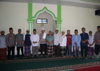 Kapolres Dairi AKBP Wahyudi Rahman foto bersama dengan sebagian jamaah Masjid Abdul Manaf Tanggiring saat Jumat Curhat.( nawasenanews/ Ist)