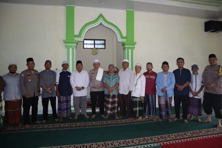 Kapolres Dairi AKBP Wahyudi Rahman foto bersama dengan sebagian jamaah Masjid Abdul Manaf Tanggiring saat Jumat Curhat.( nawasenanews/ Ist)