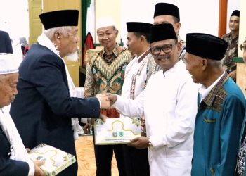 Wakil Bupati Simalungun saat diberi cenderamata oleh Ketua DP MUI Sumut saat Silaturahmi dengan sejumlah Ormas Islam.( nawasenanews/ Ist)