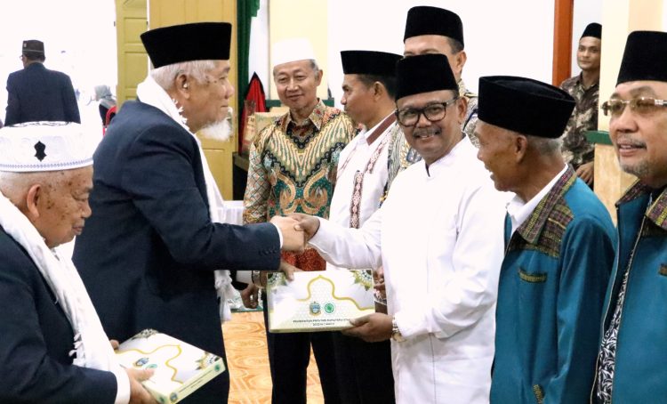 Wakil Bupati Simalungun saat diberi cenderamata oleh Ketua DP MUI Sumut saat Silaturahmi dengan sejumlah Ormas Islam.( nawasenanews/ Ist)
