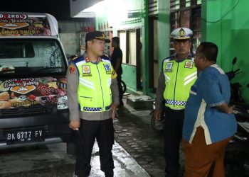 Kapolres Simalungun saat operasi skala besar, berdialog menanyakan kondisi keamanan dengan salah seorang warga di sekitar Masjid yang sedang melaksanakan ibadah Tarawih.( nawasenanews/ Ist).