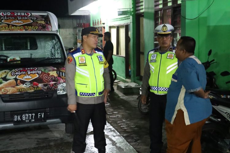 Kapolres Simalungun saat operasi skala besar, berdialog menanyakan kondisi keamanan dengan salah seorang warga di sekitar Masjid yang sedang melaksanakan ibadah Tarawih.( nawasenanews/ Ist).