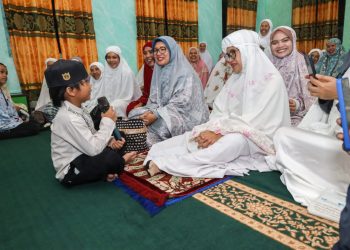 Walikota Pematang Siantar dr Susanti berdialog akrab dengan seorang anak saat Safari Ramadhan di Masjid Al Huda.( nawasenanews/ Ist)