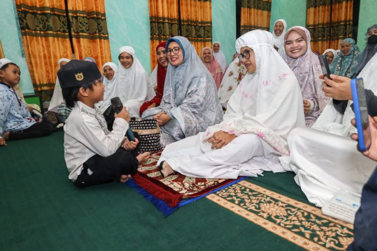 Walikota Pematang Siantar dr Susanti berdialog akrab dengan seorang anak saat Safari Ramadhan di Masjid Al Huda.( nawasenanews/ Ist)