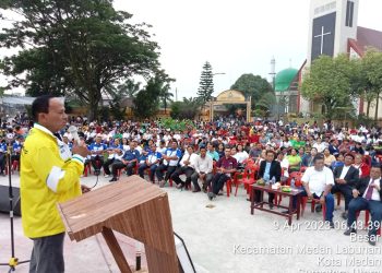 Kombes (Purn) Maruli Siahaan SH MH saat memberi kata sambutan di hadapan seribuan undangan yang merayakan Paskah di Bundaran Perumnas Griya Martubung,Medan.(nawasenanews/ Ist)