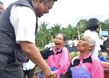 Bupati Dairi Eddy Keleng Ate Berutu saat hadir di pasar murah, berdialog dengan warga desa Janji Kecamatan Siempat Nempu Hilir.( nawasenanews/ Ist)