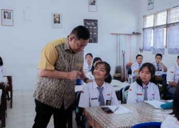 Bupati Dairi saat meninjau pelaksanaan Smansasi Education Expo.( nawasenanews/ Ist)