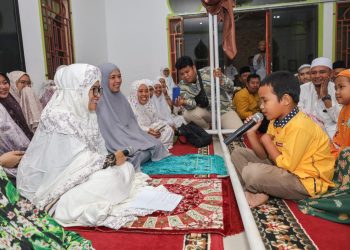 Walikota Pematang Siantar,dr Susanti berdialog dengan salah satu anak usai sholat Tarawih. ( nawasenanews/ Ist)