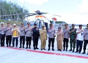 Kapolda Sumut dengan menggunakan helikopter mendarat di jalan tol Sinaksak-Dolok Merawan untuk melihat kesiapan jalan tol menyambut arus mudik libur lebaran yang diperkirakan akan meningkat.( nawasenanews/ Ist)