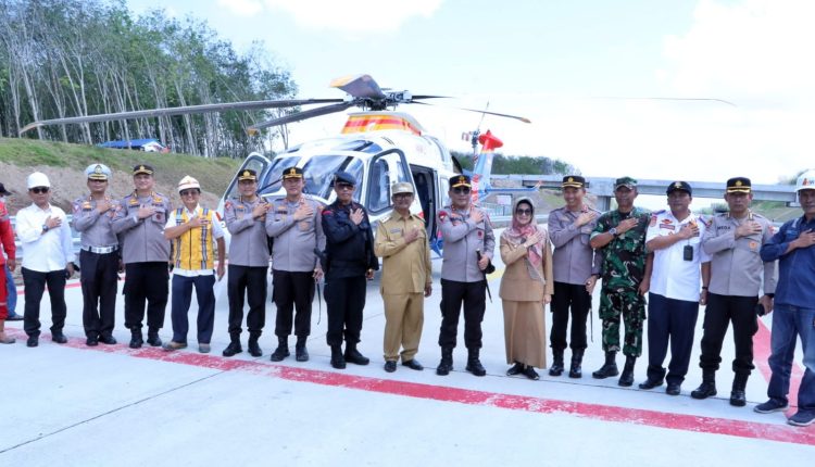 Kapolda Sumut dengan menggunakan helikopter mendarat di jalan tol Sinaksak-Dolok Merawan untuk melihat kesiapan jalan tol menyambut arus mudik libur lebaran yang diperkirakan akan meningkat.( nawasenanews/ Ist)