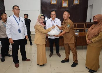 dr Susanti menyerahkan paket lebaran dari PT Taspen kepada salah satu ASN golongan I dan II.(nawasenanews/ Ist)