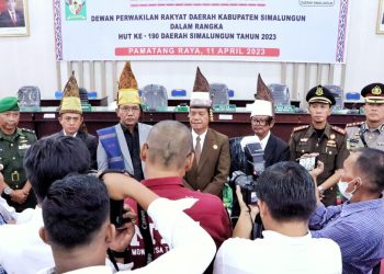 Bupati Simalungun bersama Wabup dan Forkopimda saat diwawancari wartawan pada HUT 190 Kabupaten Simalungun.( Nawasenanews/ Ist).