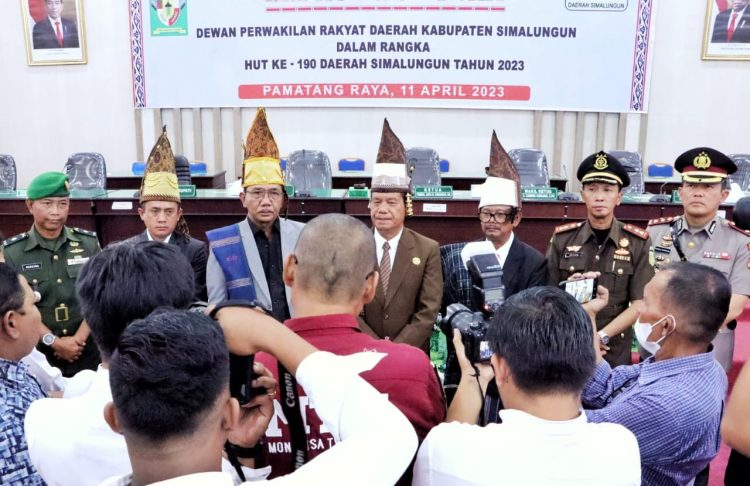Bupati Simalungun bersama Wabup dan Forkopimda saat diwawancari wartawan pada HUT 190 Kabupaten Simalungun.( Nawasenanews/ Ist).