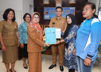 dr Susanti saat menyerahkan SK kepada salah seorang Tim Pendamping Keluarga ( TPK ) untuk percepat penanganan stunting.( nawasenanews/ Ist)