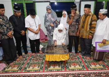 dr Susanti saat menandatangani prasasti atas diresmikannya Masjid Al Hidayah. ( nawasenanews.com/ Ist)