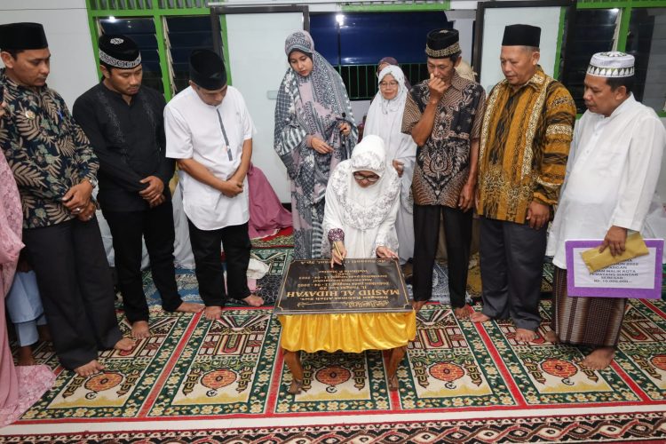 dr Susanti saat menandatangani prasasti atas diresmikannya Masjid Al Hidayah. ( nawasenanews.com/ Ist)