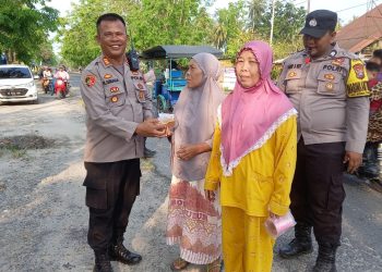 Kapolsek Datuk Bandar Polres Tanjungbalai membagikan takjil gratis untuk berbuka puasa bagi warga yang lewat dari depan Mapolsek.(nawasenanews/Ist)