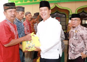 Bupati Simalungun menyerahkan tali asih kepada salah seorang warga dalam acara Safari Ramadhan di Dolok Mainu,Dolok Batu Nanggar.( Nawasenanews/Ist)