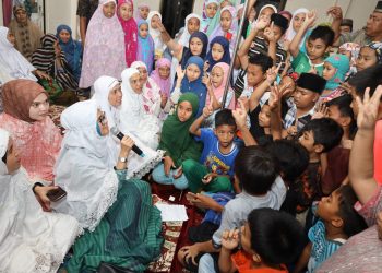 dr Susanti bercengkerama dengan anak anak dan membuat kuis ke- Islaman berhadiah langsung yang disambut antusias oleh anak anak.( nawasenanews/ Ist)