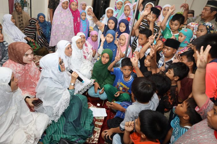 dr Susanti bercengkerama dengan anak anak dan membuat kuis ke- Islaman berhadiah langsung yang disambut antusias oleh anak anak.( nawasenanews/ Ist)