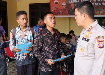 Kapolres Simalungun saat meninjau proses penerimaan calon Taruna Akpol,Bintara dan Tamtama Polri di Mapolres Simalungun.( nawasenanews/ Ist)